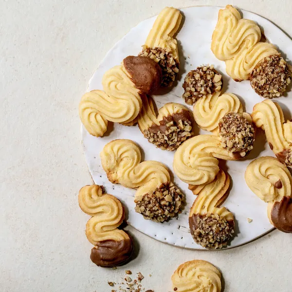 Zelfgemaakte Traditionele Shortcrust Koekjes Verschillende Vormen Met Chocolade Glazuur Noten — Stockfoto