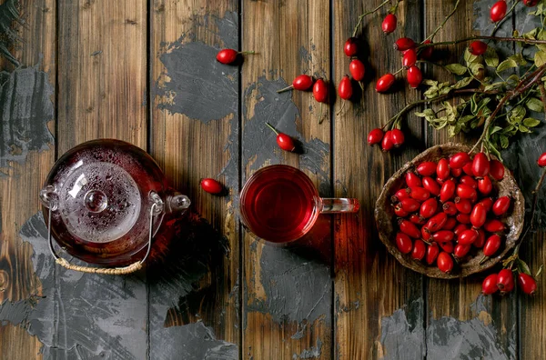 Hagebuttenbeeren Kräutertee Glas Teekanne Und Tasse Stehen Auf Alten Holzplanken — Stockfoto