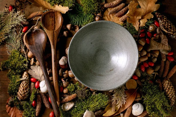 Leere Keramikteller Mit Hölzernen Salatlöffeln Über Einem Zauberhaften Herbstlichen Waldhintergrund — Stockfoto