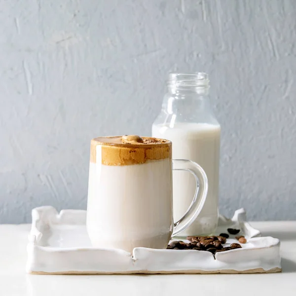 Dalgona Пенный Кофе Тенденция Корейского Пить Молоко Латте Кофе Пены — стоковое фото