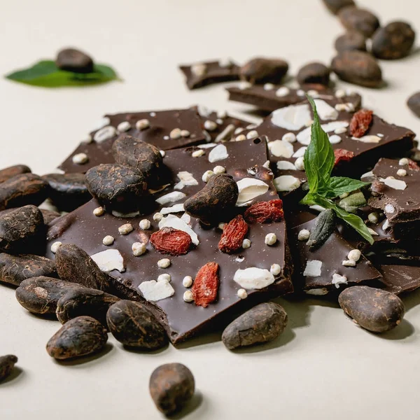 Farklı Süper Gıda Katkı Maddeleri Goji Üzümlü Kakao Çekirdekli Bej — Stok fotoğraf