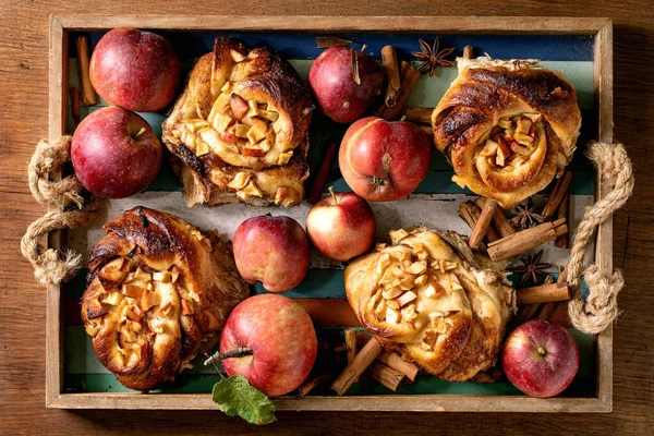 Dolci Panini Alla Cannella Appiccicosi Alla Mela Con Mele Giardino — Foto Stock