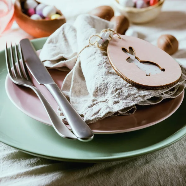 Easter Table Setting Wooden Rabbit Decoration Chocolate Eggs Sweets Glasses — Stock Photo, Image