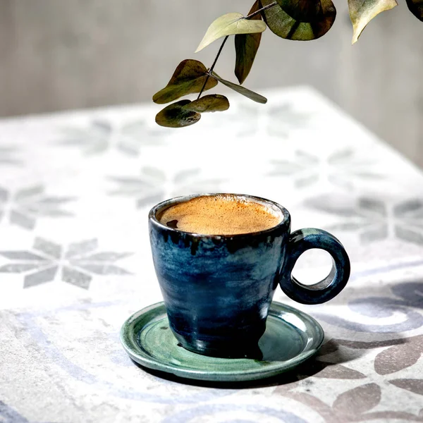 Tazza Caffè Turco Nero Schiumoso Tavolo Ceramica Ornata Con Rami — Foto Stock
