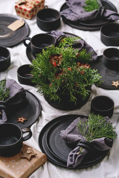 Kerst Tafel Instelling Met Lege Zwarte Ambachtelijke Keramische Servies Borden — Stockfoto