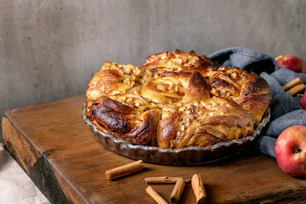 Zoete Appel Kleverige Kaneel Broodjes Broodjes Ronde Bakplaat Staan Met — Stockfoto