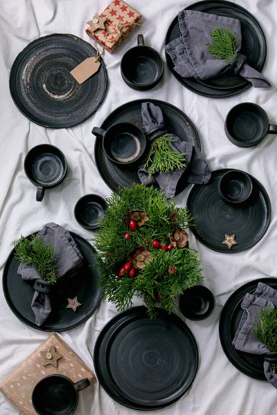 Apparecchiatura Della Tavola Natale Con Stoviglie Ceramica Nera Vuota Piatti — Foto Stock