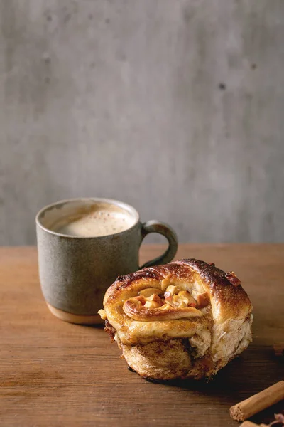 Dolce Mela Appiccicoso Panino Alla Cannella Con Tazza Caffè Piedi — Foto Stock