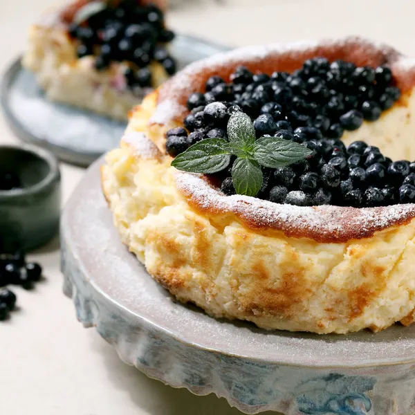 Hausgemachte Blaubeere Gebacken Weichen Käsekuchen San Sebastian Ganz Und Scheiben — Stockfoto