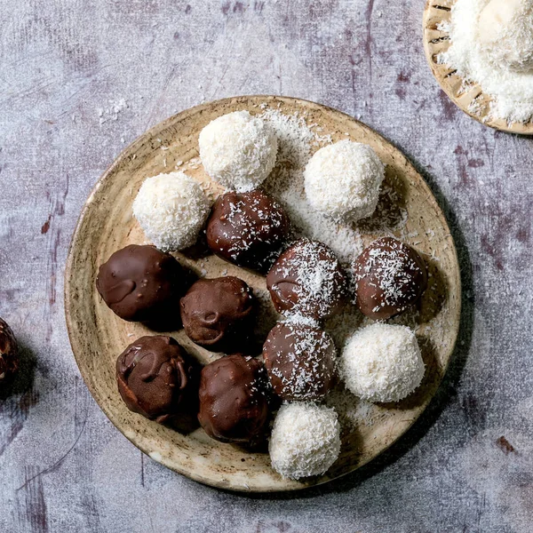 Rauwe Veganistische Zelfgemaakte Kokoschocolade Snoepballen Met Kokosvlokken Keramische Plaat Witte — Stockfoto