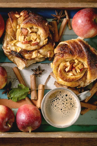 甜苹果粘肉桂卷面包与咖啡杯 园艺苹果和肉桂棒在木制彩色托盘 家舒适的早餐 平躺在床上 — 图库照片