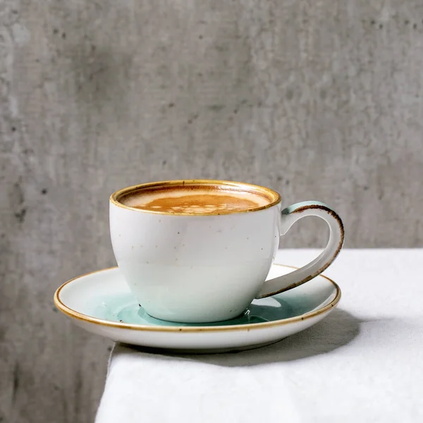 Kopi Hitam Espresso Dengan Busa Dalam Cangkir Keramik Putih Dengan — Stok Foto