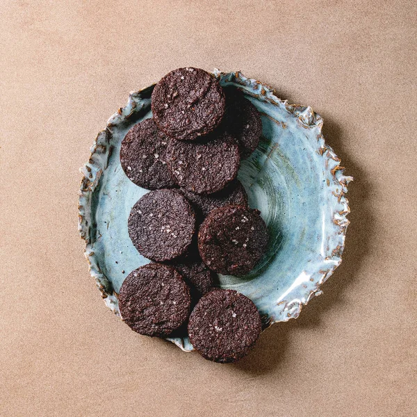 Hemgjorda Mörk Choklad Saltade Brownies Cookies Med Saltflingor Blå Keramiska — Stockfoto