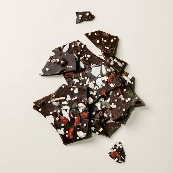 Chocolat Noir Haché Main Avec Différents Additifs Superalimentaires Graines Baies — Photo