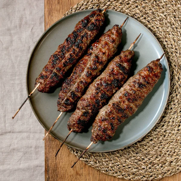 Oosters Fastfood Gegrilde Pittige Rundvlees Lyulya Kebab Stokjes Keramische Plaat — Stockfoto