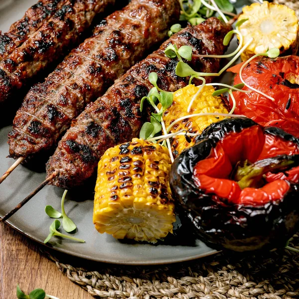 Comida Rápida Oriental Carne Picante Parrilla Lyulya Kebab Palitos Pan — Foto de Stock