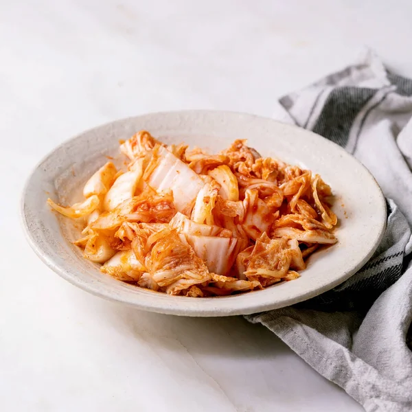 Σπιτικό Κορεάτικο Παραδοσιακό Ζυμωμένο Ορεκτικό Kimchi Λάχανο Σερβίρεται Κεραμικό Πιάτο — Φωτογραφία Αρχείου