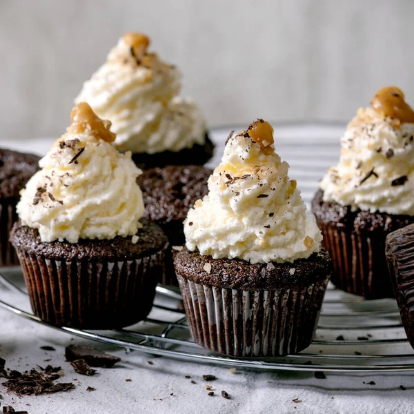 Bolinhos Chocolate Caseiros Muffins Com Creme Manteiga Batida Branca Caramelo — Fotografia de Stock