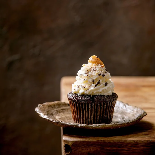 Magdalenas Chocolate Caseras Con Crema Mantequilla Batida Blanca Caramelo Salado —  Fotos de Stock