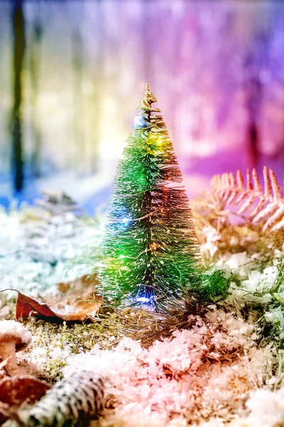 Рождественская Новогодняя Открытка Красочной Подсвеченной Декоративной Елкой Снежном Мху Зимним — стоковое фото