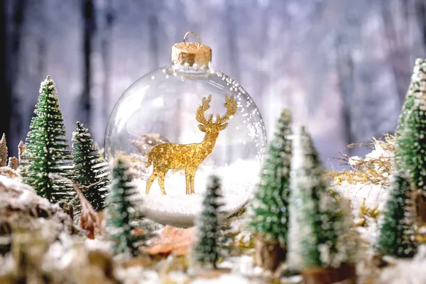 Cartão Natal Ano Novo Vidro Transparente Bola Veado Dourado Dentro — Fotografia de Stock
