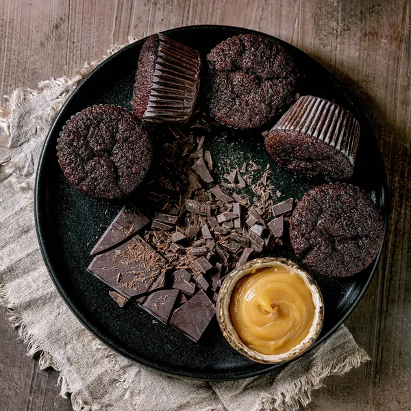 Hemlagad Choklad Muffins Med Saltad Kolasås Och Hackad Mörk Choklad — Stockfoto