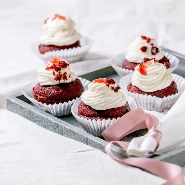Zelfgemaakte Rode Fluwelen Cupcakes Met Slagroom Houten Dienblad Witte Servet — Stockfoto