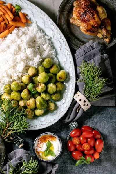 Noël Table Nouvel Avec Poulet Grillé Riz Légumes Choux Bruxelles — Photo