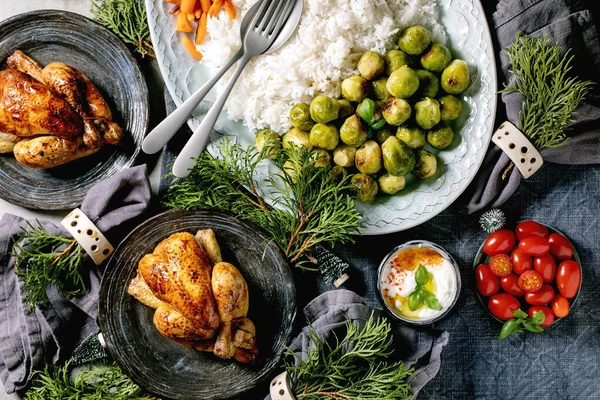 Χριστουγεννιάτικο Τραπέζι Ψητό Κοτόπουλο Ρύζι Και Λαχανικά Ψημένα Λαχανάκια Βρυξελλών Εικόνα Αρχείου