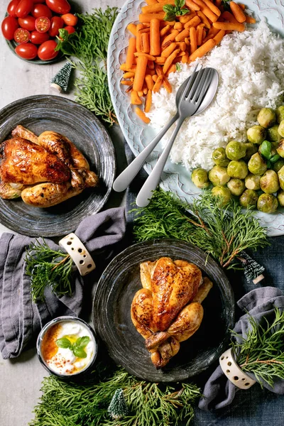 Χριστουγεννιάτικο Γιορτινό Τραπέζι Ψητό Κοτόπουλο Ρύζι Και Λαχανικά Ψημένα Λαχανάκια Royalty Free Εικόνες Αρχείου