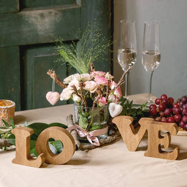 Valentijnsdag Bruiloft Romantische Tafel Setting Met Houten Letters Liefde Naald Stockafbeelding
