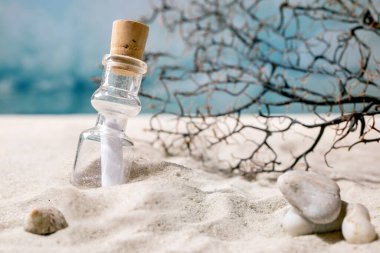 İçinde mesaj kâğıdı olan cam şişe yaz mevsiminde kumsal sahilinde dalgalar ve mercan dallarıyla birlikte. Uzay yaratım planını kopyala. SOS kader mesajı kavramına yardım et.