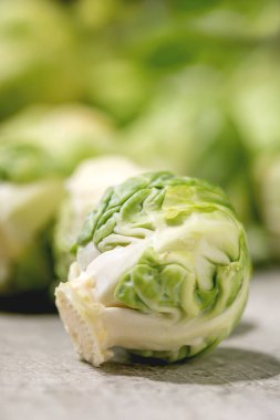 Çiğ organik Brüksel lahanası, küçük lahana. Yemek arkaplanı. Sebzeler sağlıklı beslenme.