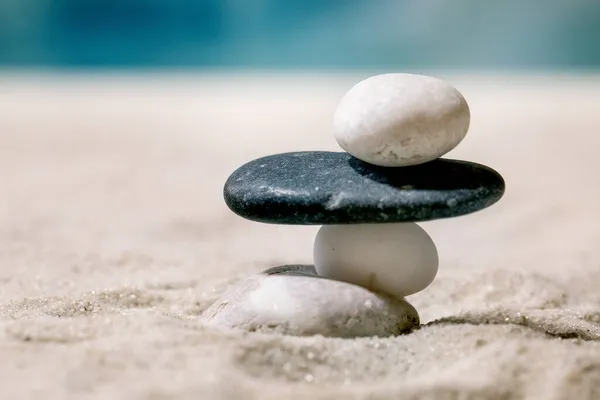 여름의 모래사장에서 매끄러운 돌들을 배경을 이루며 균형을 이루었다 레이아웃 휴가철의 — 스톡 사진