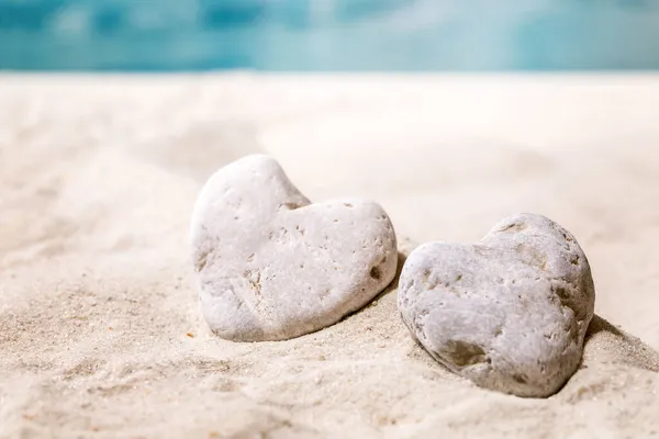 Dos Piedras Forma Corazón Colocadas Playa Arena Verano Mar Con — Foto de Stock