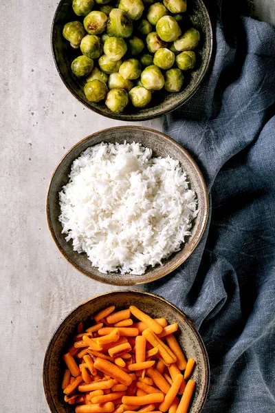 Veganský Jídelní Stůl Rýží Zeleninou Pečené Bruselské Klíčky Baby Mrkev — Stock fotografie