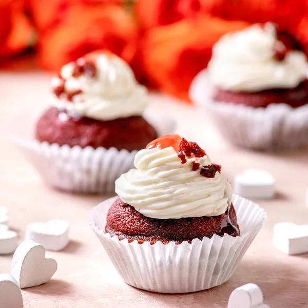 Zelfgemaakte Red Velvet Cupcakes Met Slagroom Witte Servet Met Lint — Stockfoto