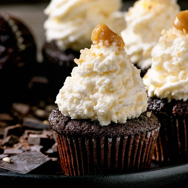 Zelfgemaakte Chocolade Cupcakes Muffins Met Witte Slagroom Gezouten Karamel Geserveerd — Stockfoto