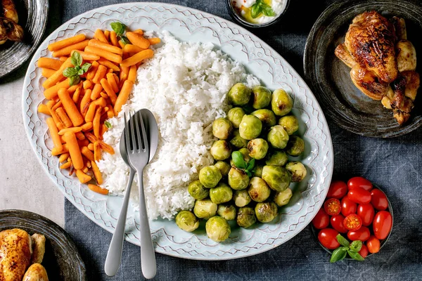 Izgara Tavuk Pirinç Sebzeli Brussel Lahanalı Yemek Masası Ortada Büyük — Stok fotoğraf