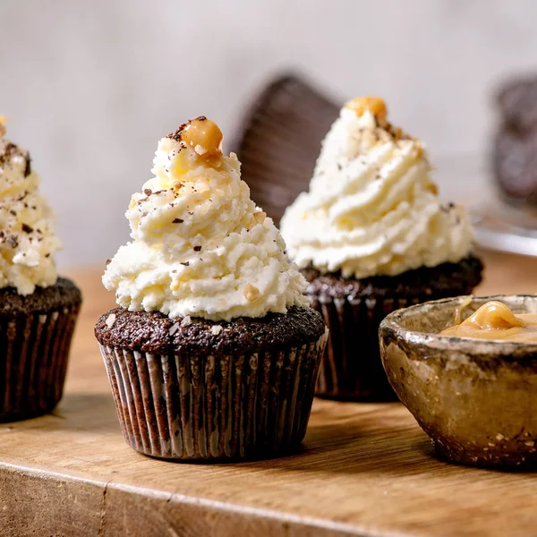 Bolinhos Chocolate Caseiros Muffins Com Creme Manteiga Batida Branca Caramelo — Fotografia de Stock