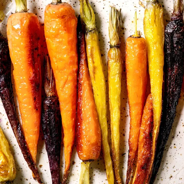 Parrilla Zanahorias Diferentes Colores Plato Cerámica Vista Superior Cama Plana — Foto de Stock