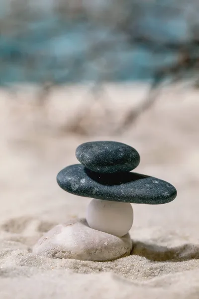 여름의 모래사장에서 매끄러운 돌들을 배경을 이루며 균형을 이루었다 레이아웃 휴가철의 — 스톡 사진