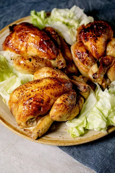 Mini Pollo Arrosto Alla Griglia Intero Con Insalata Verde Piatto — Foto Stock