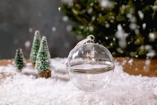 Weihnachts Oder Neujahrsgrußkarte Glas Transparente Leere Öffnung Kugel Für Geschenk — Stockfoto