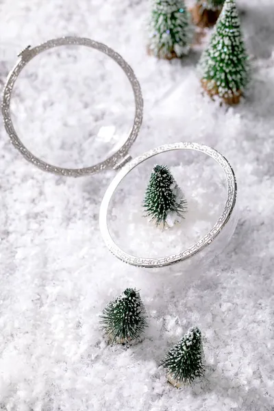 Kerst Nieuwjaarskaart Glas Geopend Transparante Bal Decor Dennenboom Binnen Met — Stockfoto