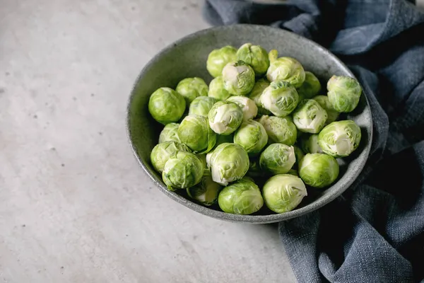 Montón Coles Bruselas Orgánicas Crudas Peladas Mini Col Tazón Cerámica — Foto de Stock