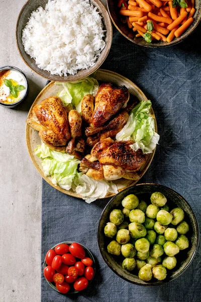 Izgara Tavuk Pirinç Sebzeli Brussel Lahanası Mavi Keten Masa Örtüsü — Stok fotoğraf