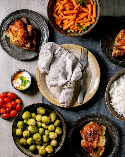 Esstisch Mit Gegrilltem Huhn Reis Und Gemüse Gebackenem Rosenkohl Baby — Stockfoto