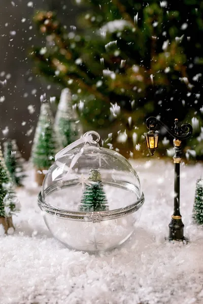 Julkort Eller Nyårskort Glas Transparent Boll Gran Inuti Leksak Gatubelysning — Stockfoto