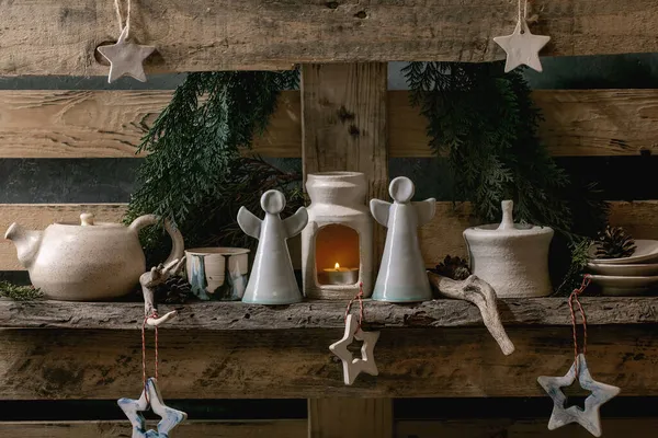 圣诞风格的乡村风格室内装饰与工艺木料 陶瓷和天使在旧的木制托盘货架和Thuja分支为背景 斯堪的纳维亚风格的圣诞节假期 — 图库照片